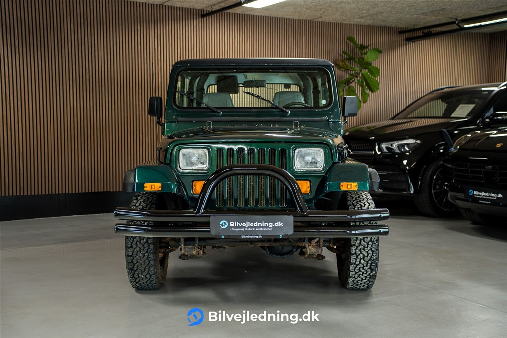 Jeep Wrangler 2,5 Sport 4x4 118HK 2d – Miniature 2