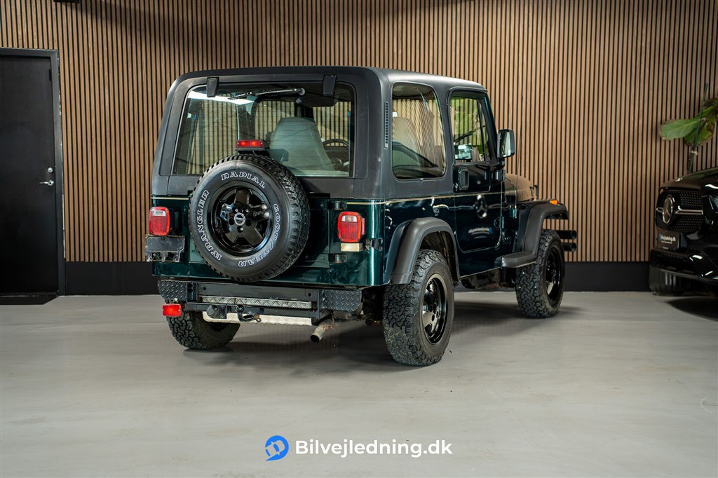 Jeep Wrangler 2,5 Sport 4x4 118HK 2d – Miniature 5